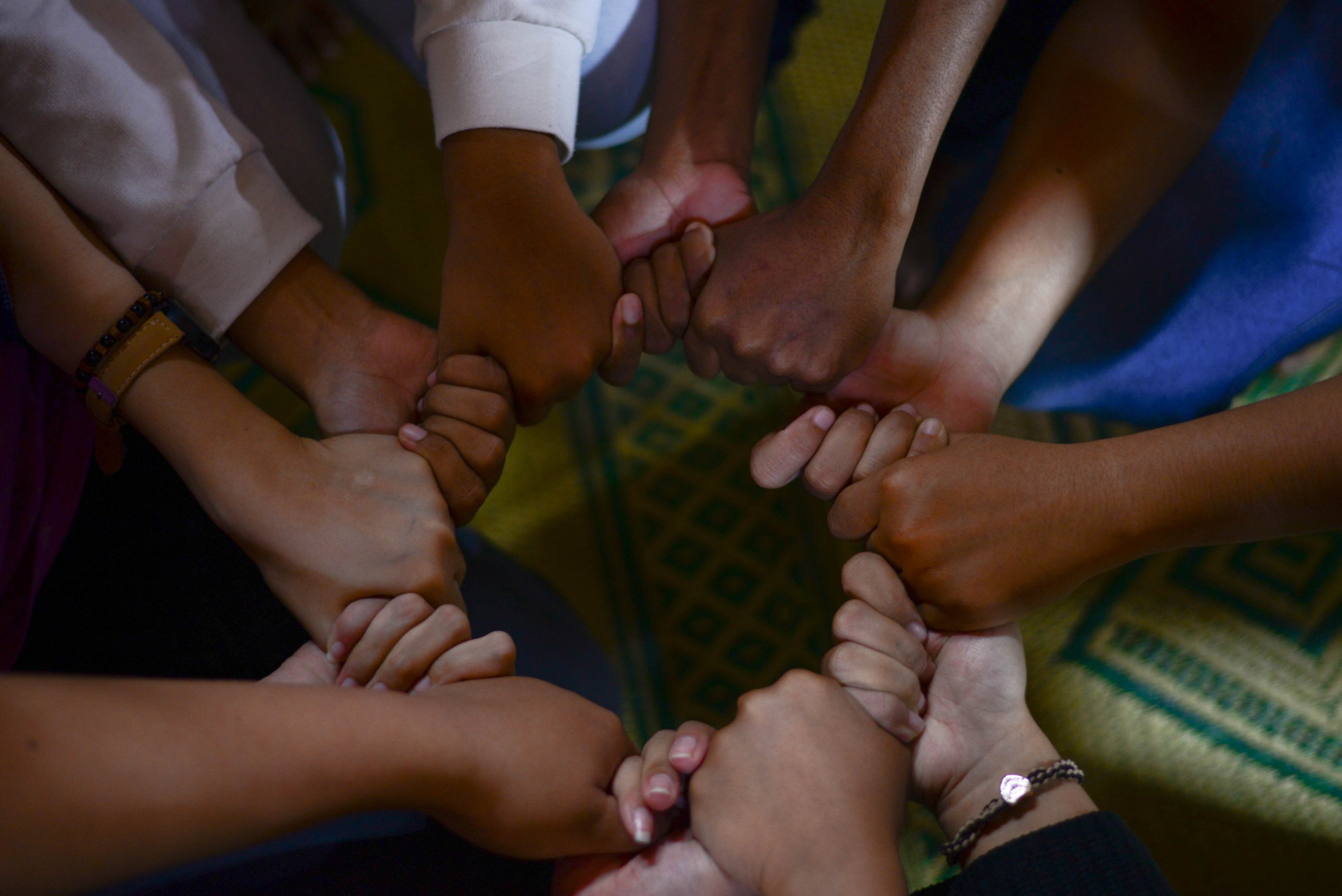Mãos unidas formando um círculo